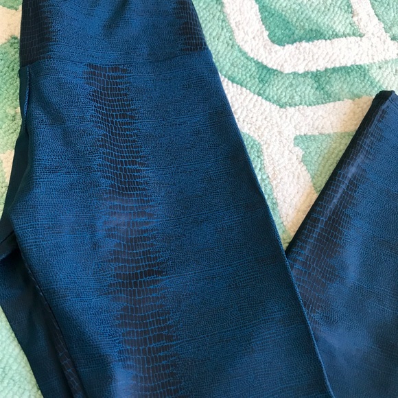NWT Onzie Snakeskin Turquoise Legging - Size XS! - Picture 5 of 6
